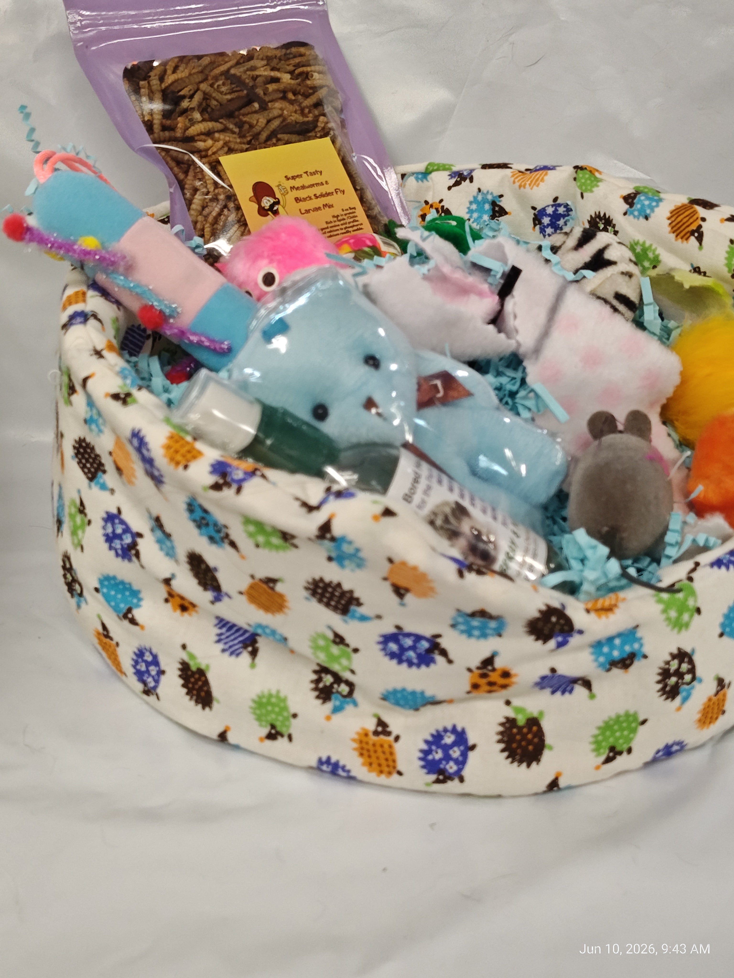 Cuddle Cup dig Box  Lots of toys Great for Hedgehogs & Exotics