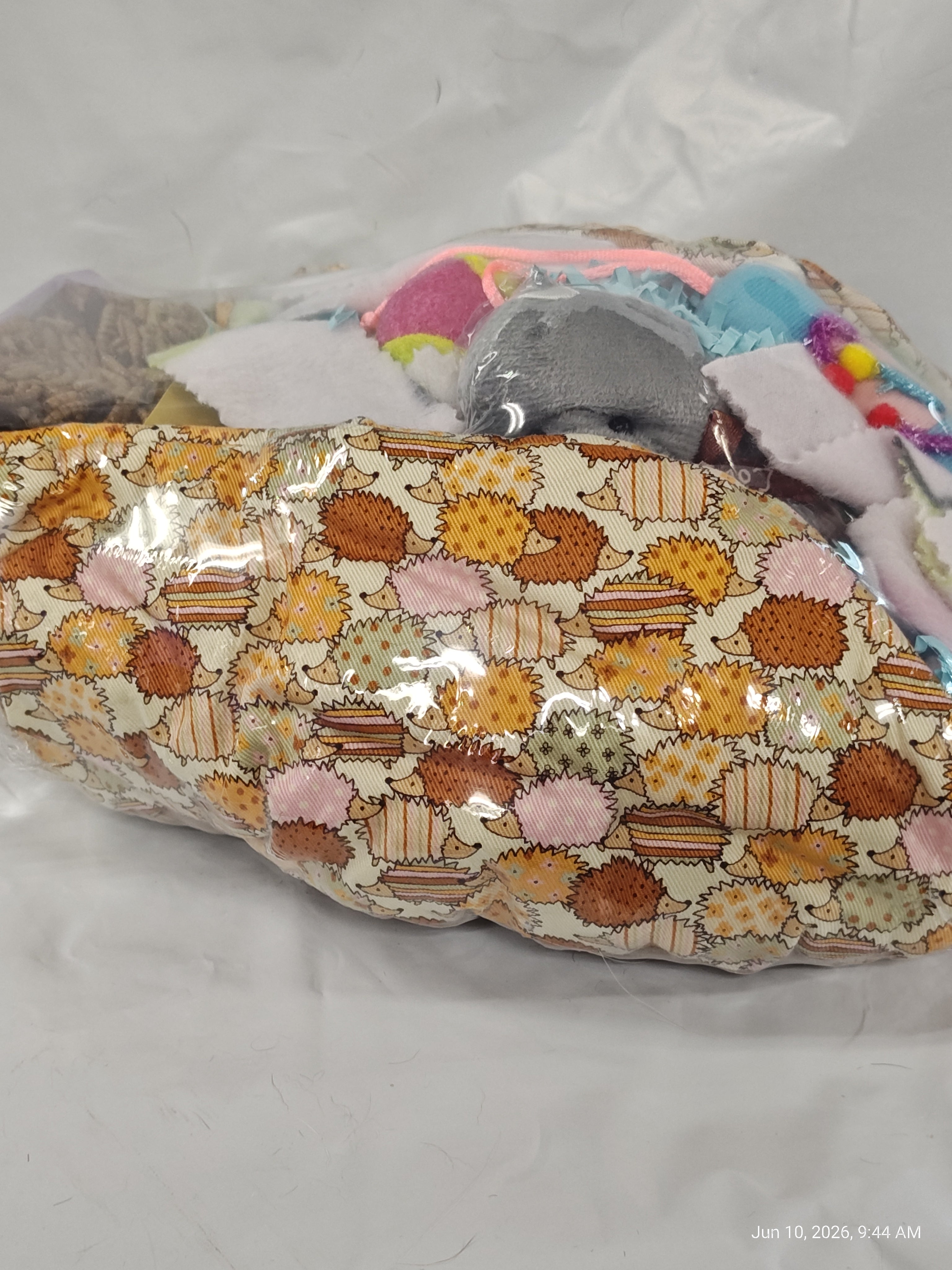 Cuddle Cup dig Box  Lots of toys Great for Hedgehogs & Exotics