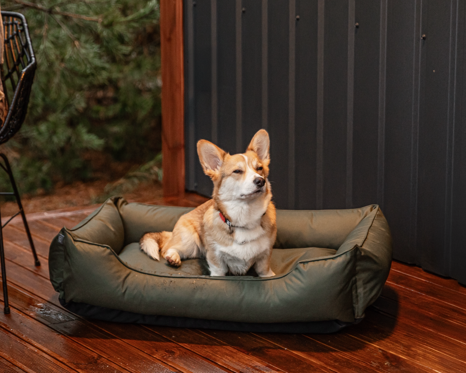Chester & Lee | Waterproof Sleeper Dog Bed Green