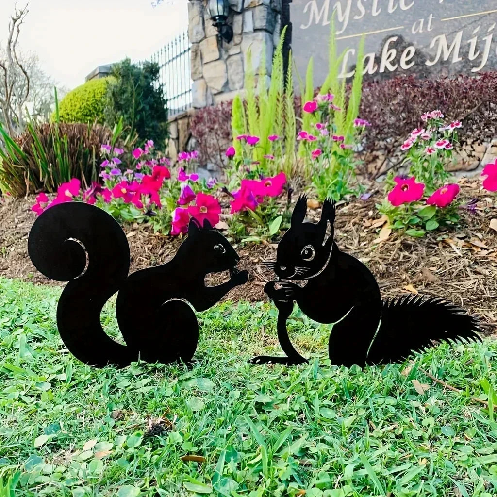 Rabbit/Squirrel Figurines Hollow Dust Proof Wrought Iron Realistic Rabbits Art Sculpture for Garden Party Decor Metal Home Yard